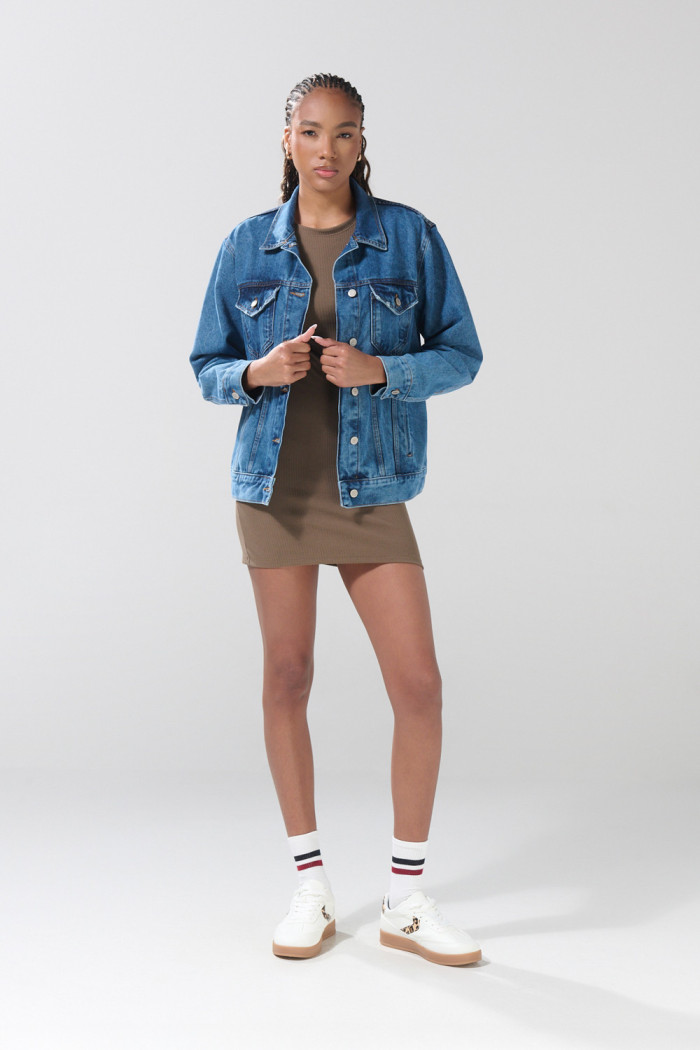 Chaqueta oversize de jean azul medio con bolsillos