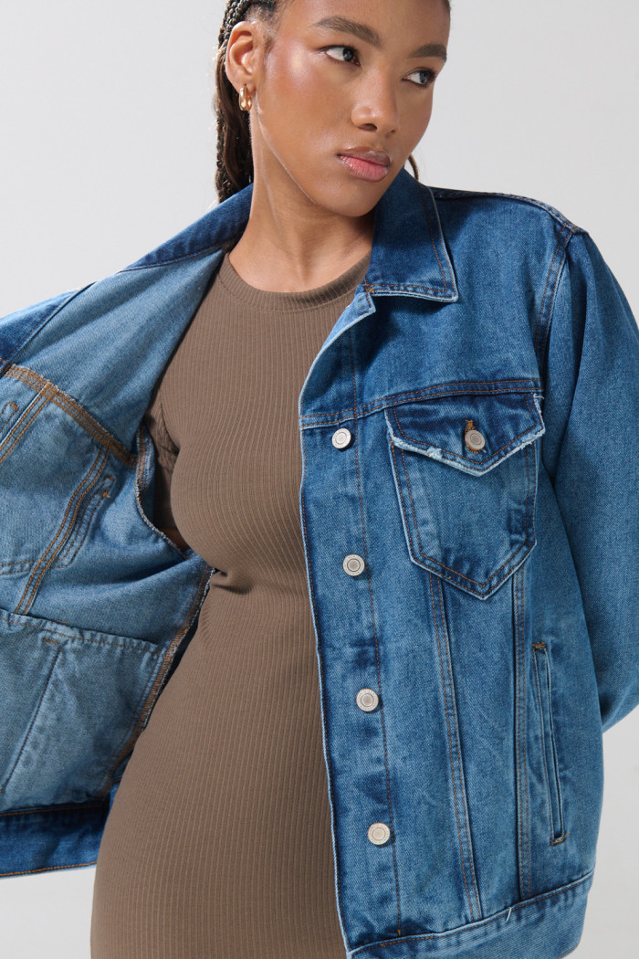 Chaqueta oversize de jean azul medio con bolsillos