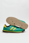 Tenis casuales verdes con suelas planas y contrastes