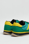 Tenis casuales verdes con suelas planas y contrastes