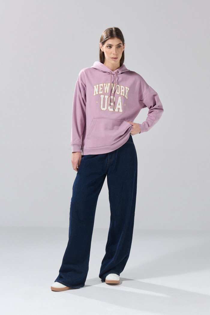 Buzo oversize lila medio con capota y arte college