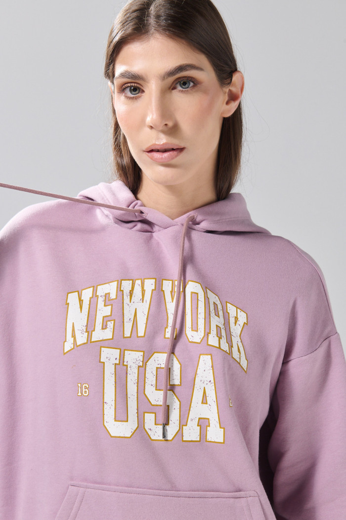 Buzo oversize lila medio con capota y arte college