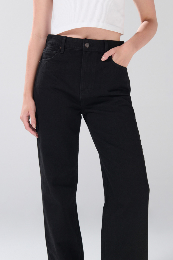 Jean infaltables 90´S negro con tiro alto y bota recta
