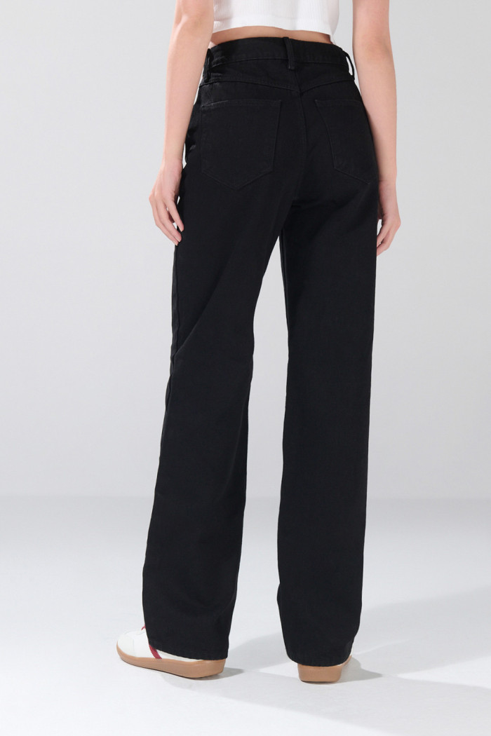 Jean infaltables 90´S negro con tiro alto y bota recta
