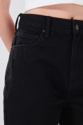 Jean infaltables 90´S negro con tiro alto y bota recta
