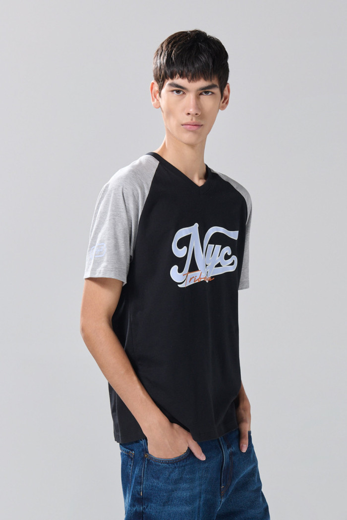 Camiseta  negra manga ranglan con arte college
