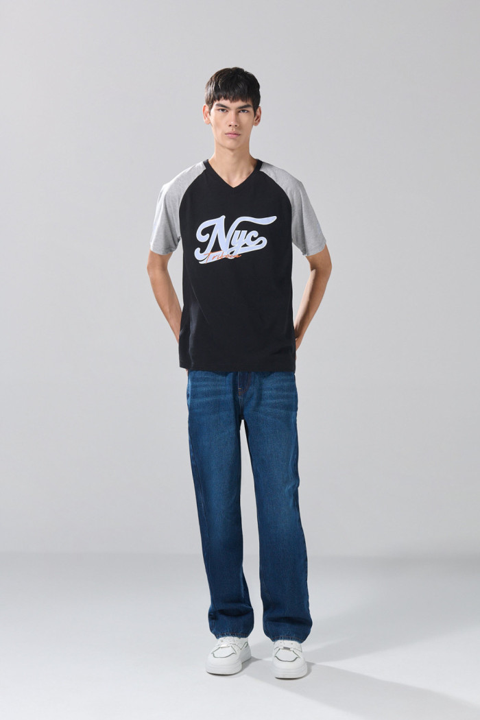 Camiseta  negra manga ranglan con arte college