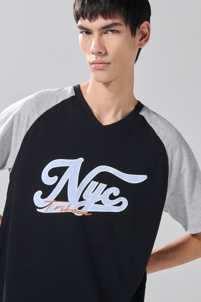 Camiseta  negra manga ranglan con arte college