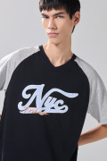 Camiseta  negra manga ranglan con arte college