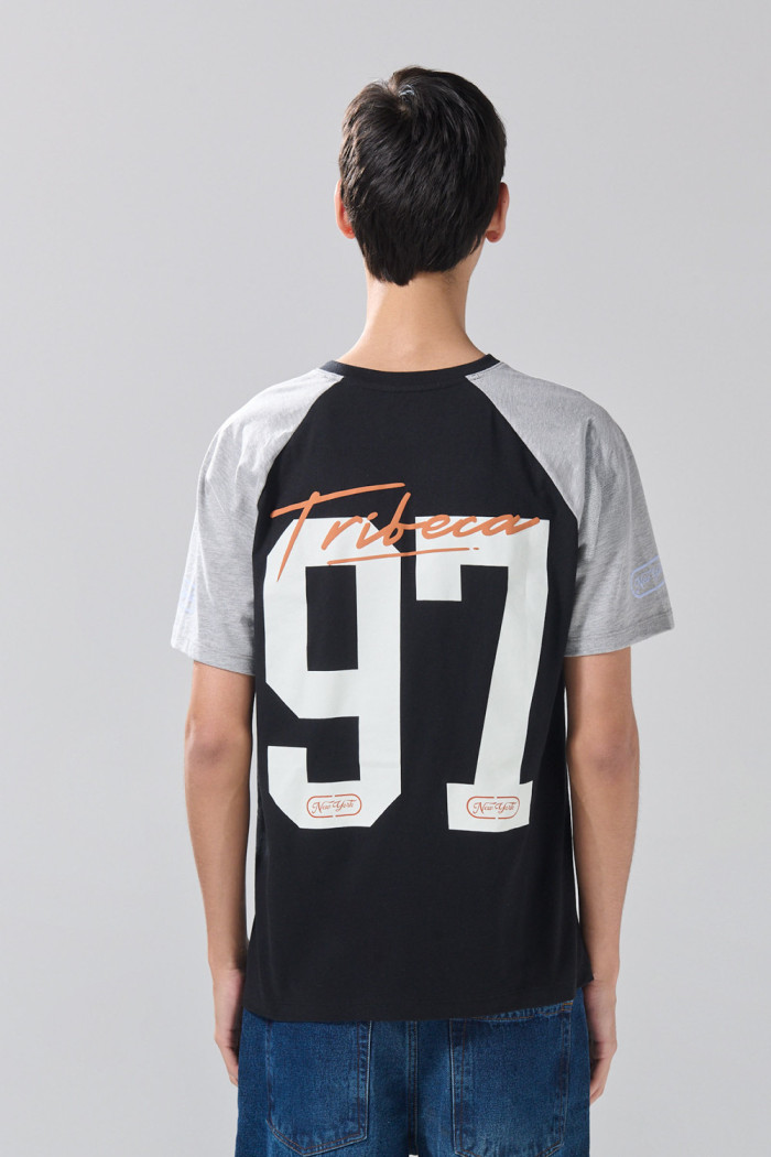 Camiseta  negra manga ranglan con arte college