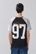 Camiseta  negra manga ranglan con arte college