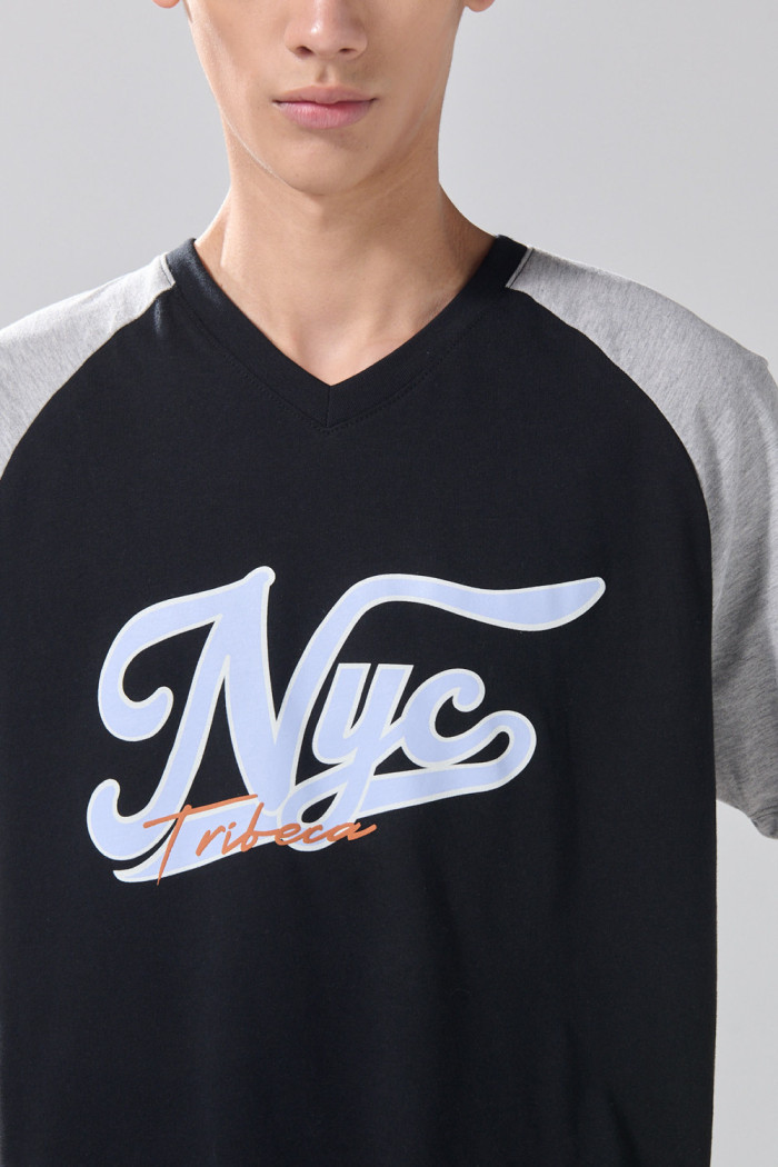 Camiseta  negra manga ranglan con arte college