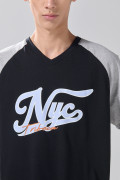 Camiseta  negra manga ranglan con arte college