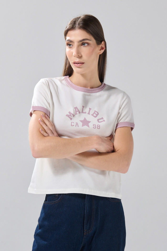 Camiseta crema manga corta college con contrastes lilas