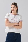 Camiseta crema manga corta college con contrastes lilas