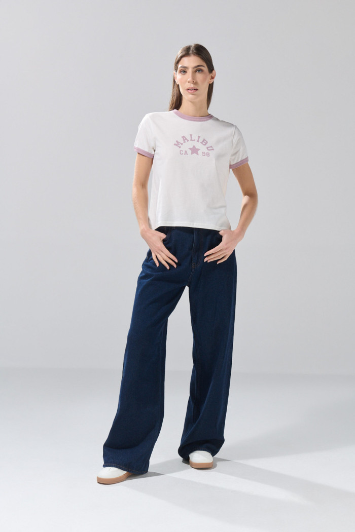Camiseta crema manga corta college con contrastes lilas