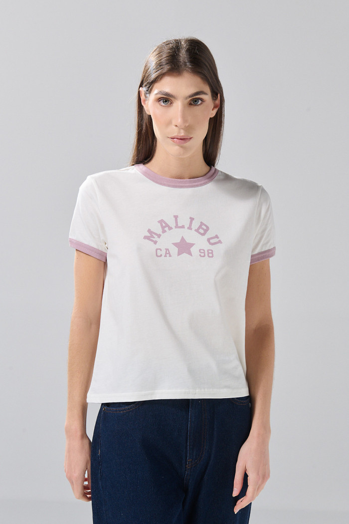 Camiseta crema manga corta college con contrastes lilas