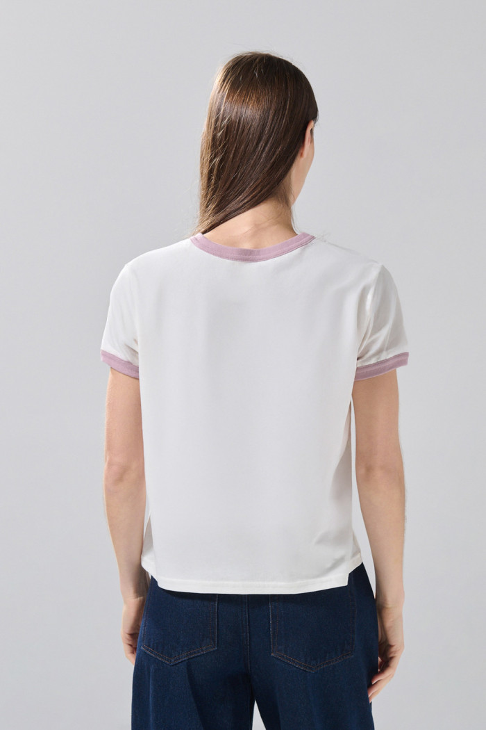 Camiseta crema manga corta college con contrastes lilas