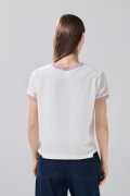 Camiseta crema manga corta college con contrastes lilas