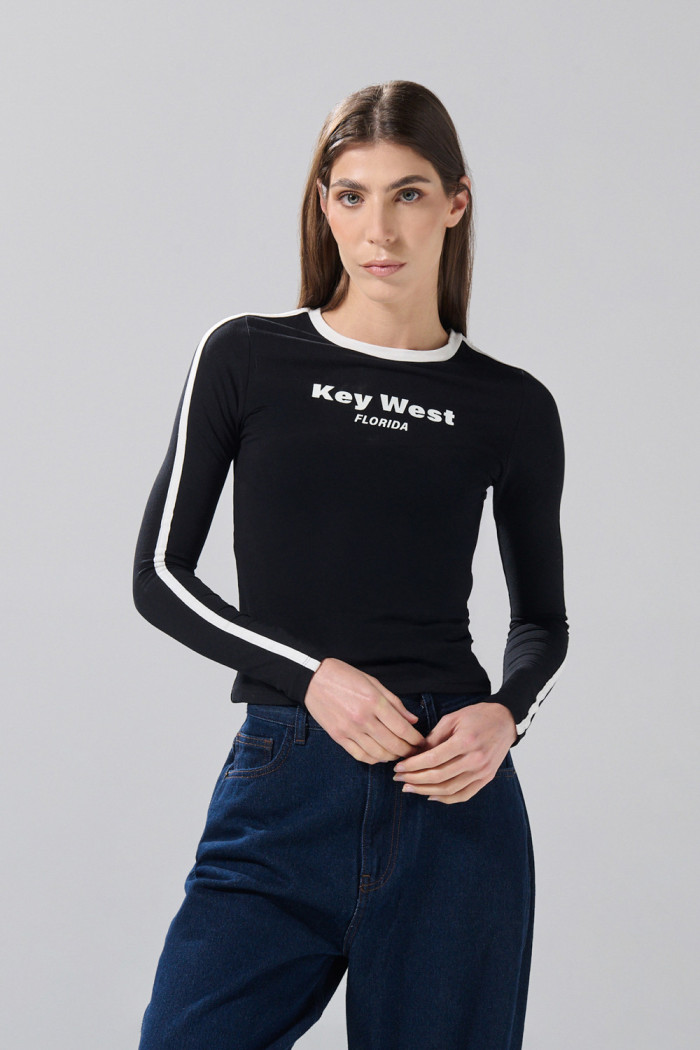 Camiseta manga larga negra con diseños college