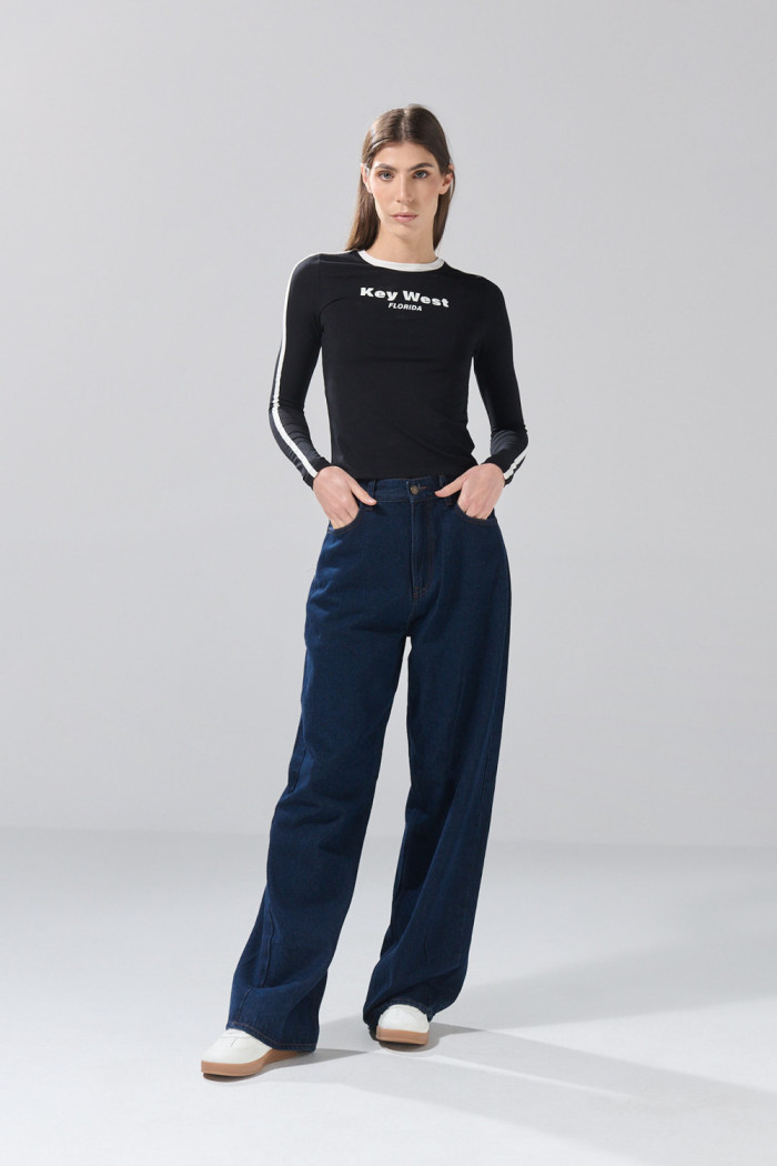 Camiseta manga larga negra con diseños college