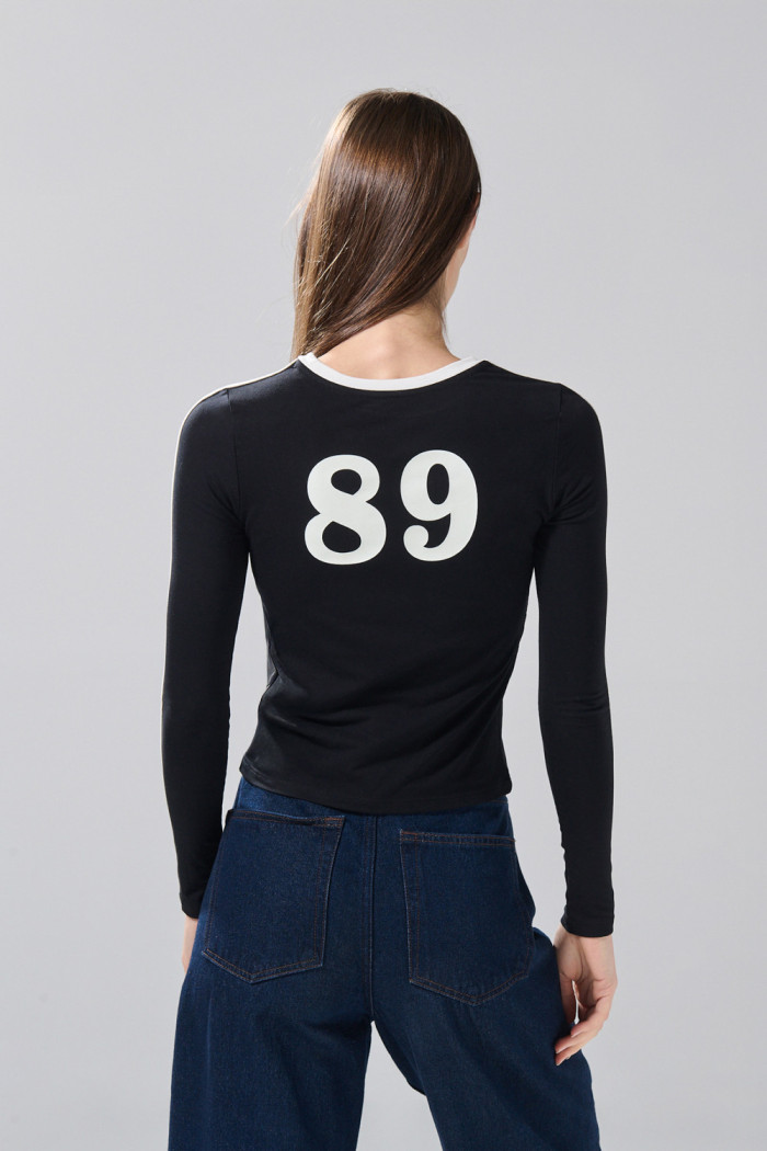 Camiseta manga larga negra con diseños college