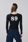 Camiseta manga larga negra con diseños college