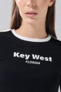 Camiseta manga larga negra con diseños college