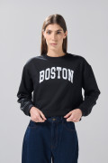 Buzo negro con texto college y cuello redondo