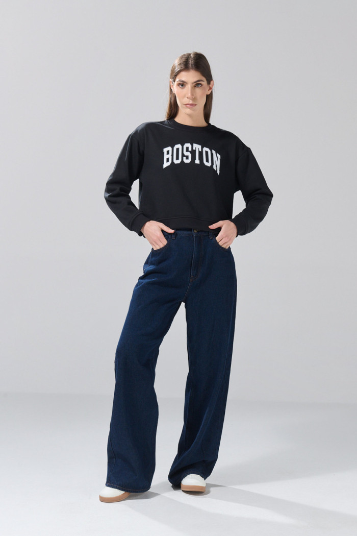 Buzo negro con texto college y cuello redondo
