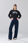 Buzo negro con texto college y cuello redondo