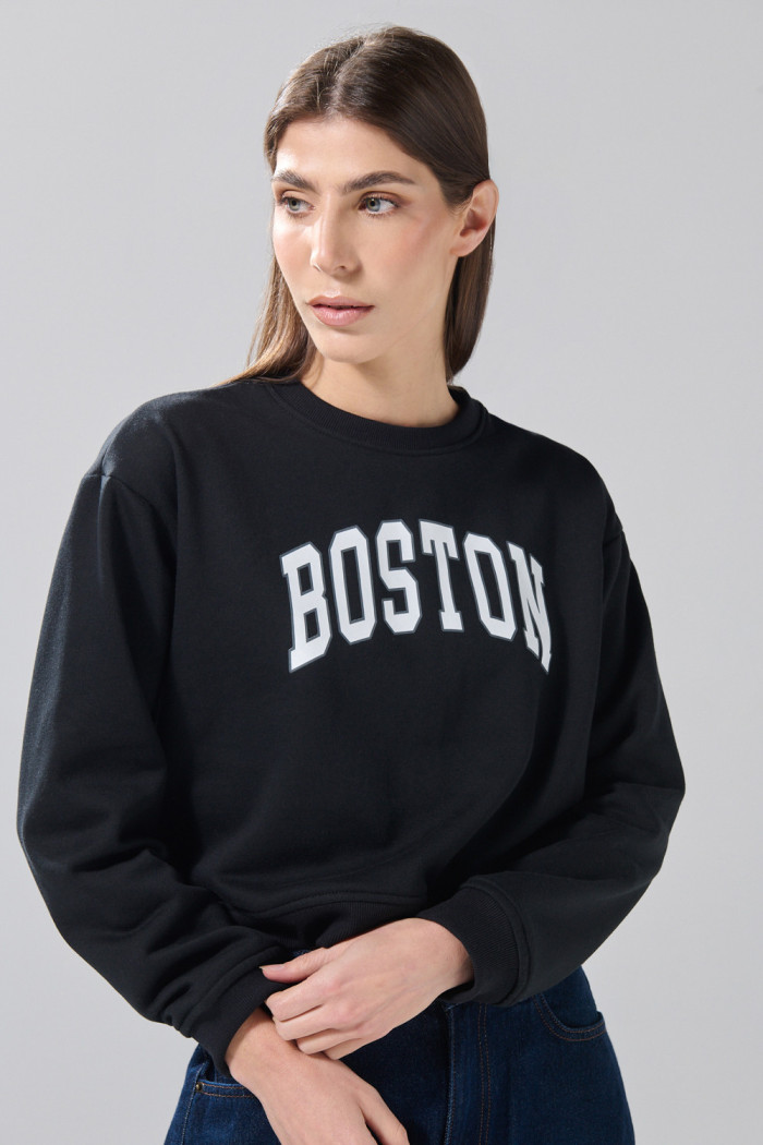 Buzo negro con texto college y cuello redondo
