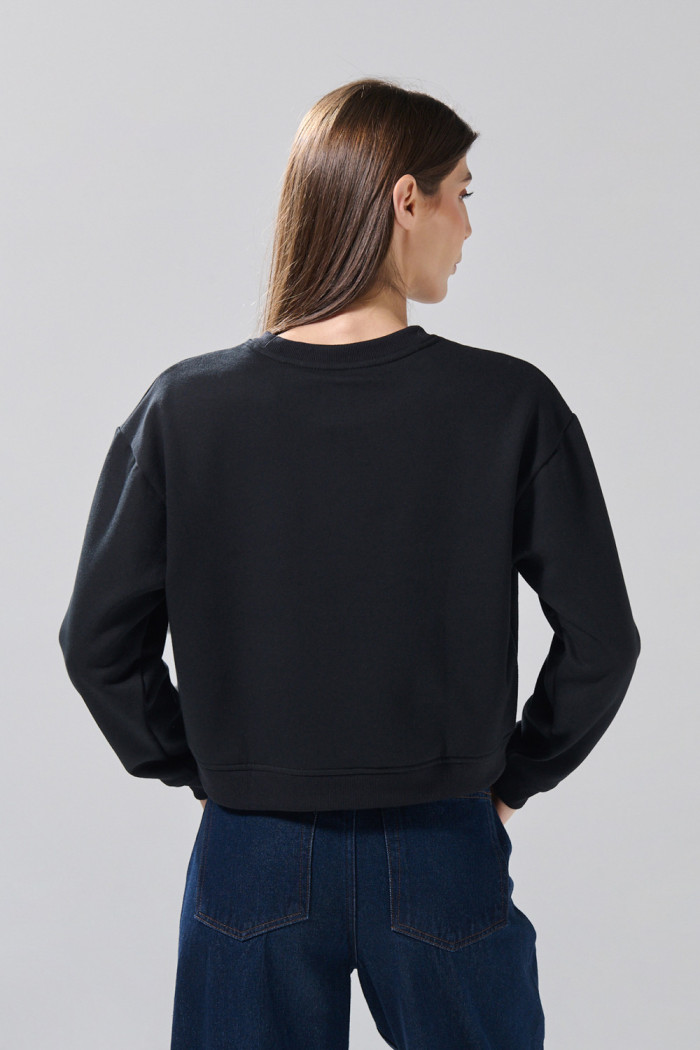 Buzo negro con texto college y cuello redondo