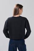 Buzo negro con texto college y cuello redondo