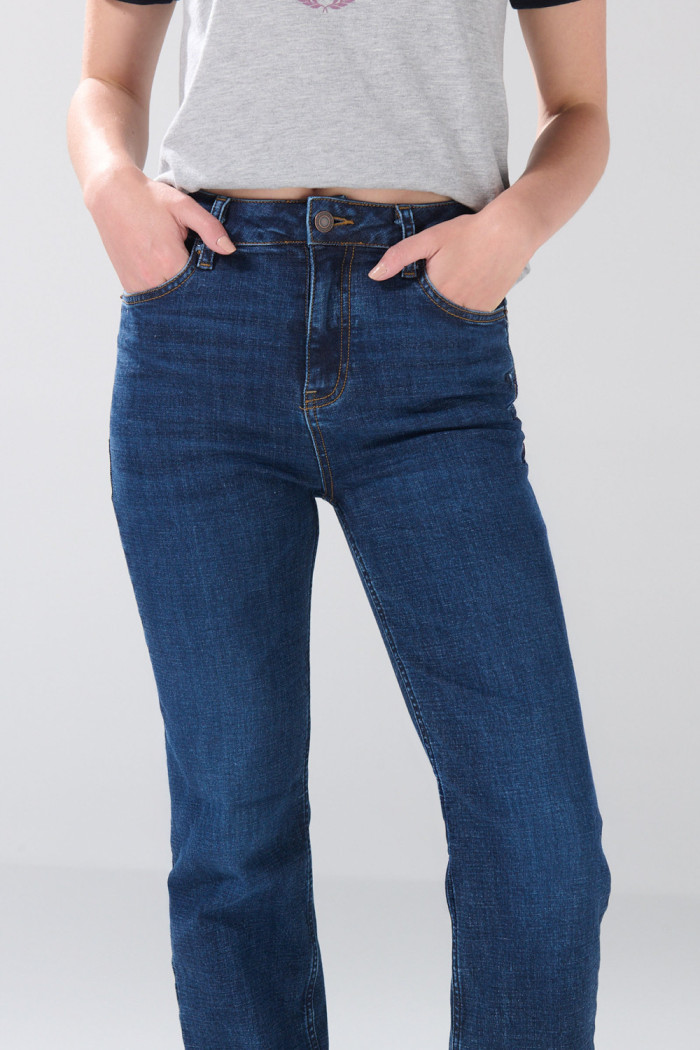 Jean azul tiro alto straight leg infaltables con bolsillos
