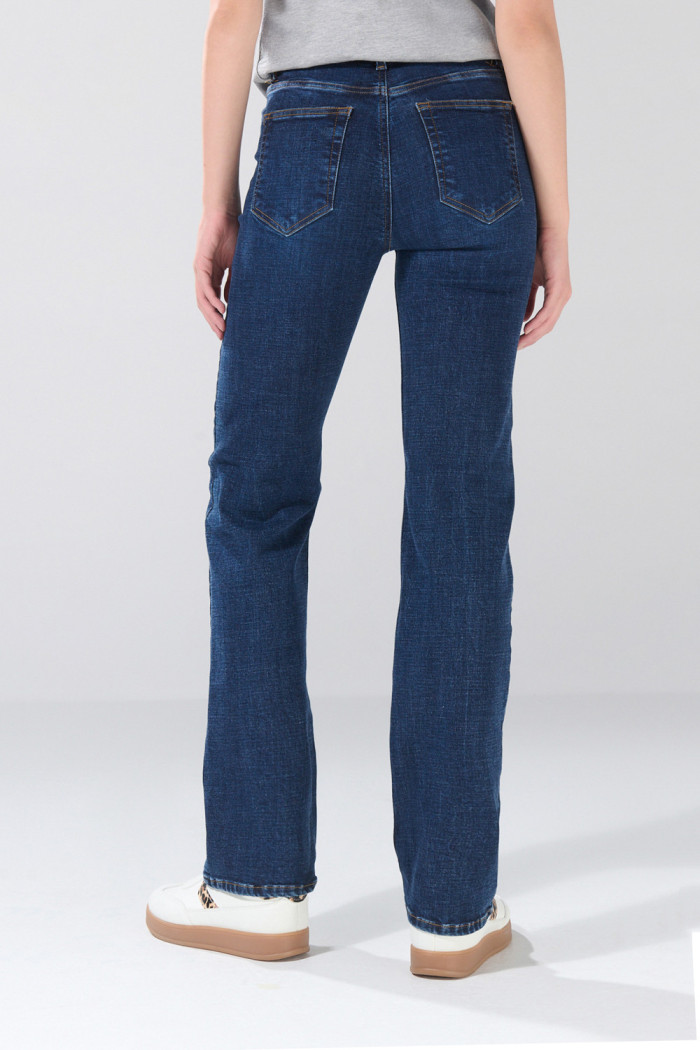 Jean azul tiro alto straight leg infaltables con bolsillos
