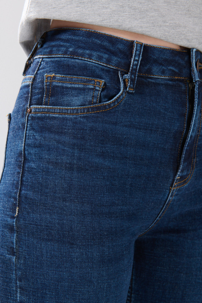 Jean azul tiro alto straight leg infaltables con bolsillos

