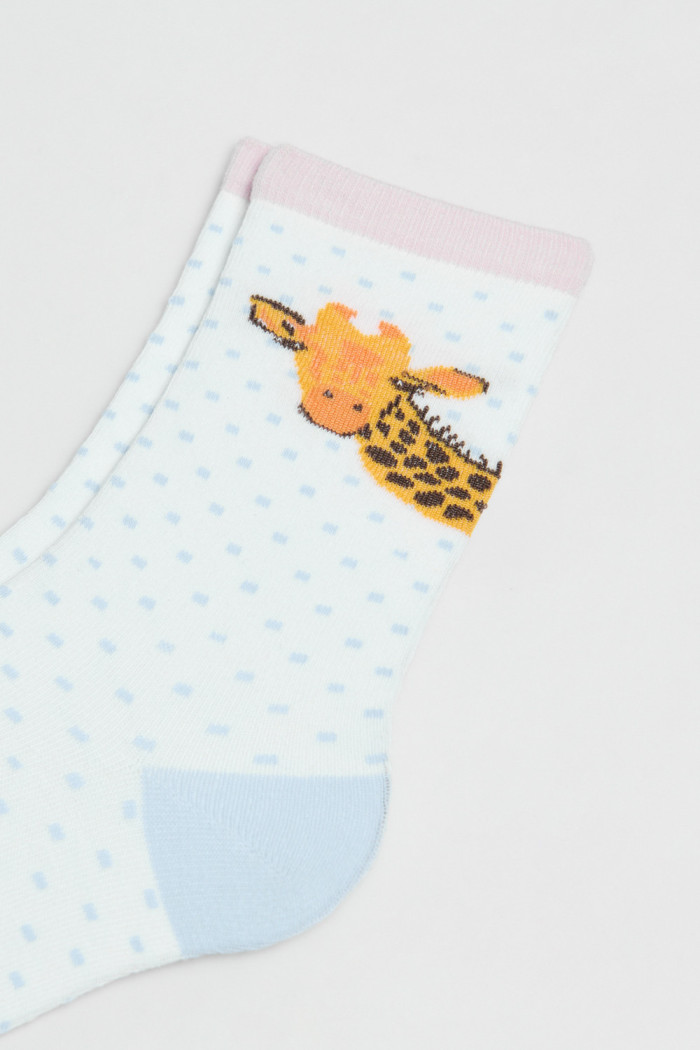 Medias largas cremas con diseño de jirafa y puntos
