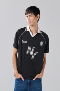 Camiseta oversize negra con cuello polo y arte college