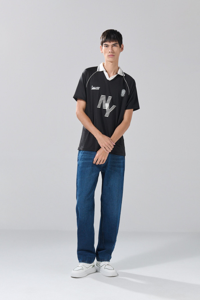 Camiseta oversize negra con cuello polo y arte college