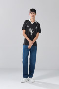 Camiseta oversize negra con cuello polo y arte college