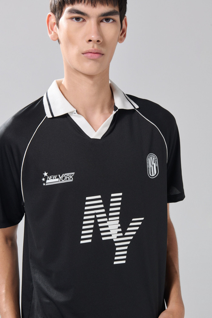 Camiseta oversize negra con cuello polo y arte college