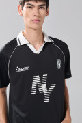 Camiseta oversize negra con cuello polo y arte college