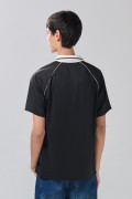 Camiseta oversize negra con cuello polo y arte college