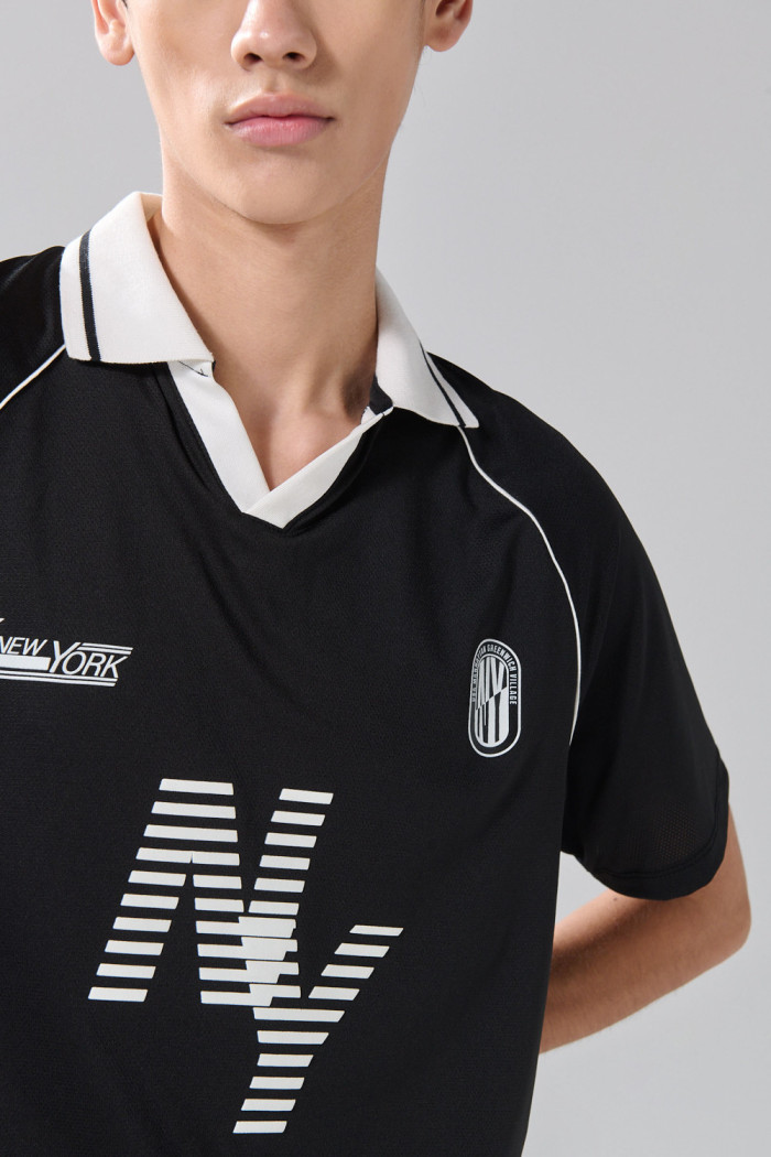Camiseta oversize negra con cuello polo y arte college