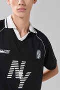 Camiseta oversize negra con cuello polo y arte college