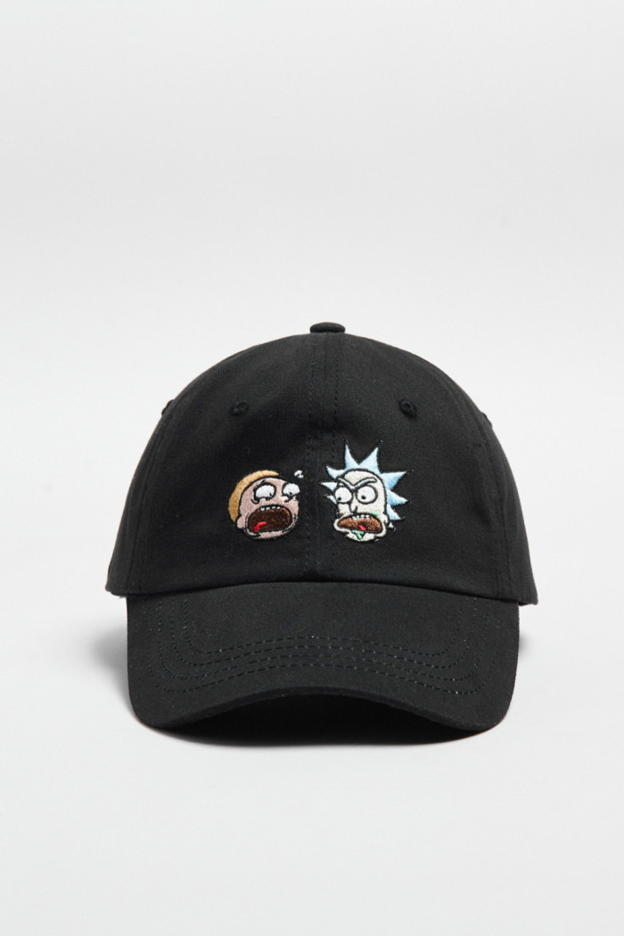 Cachucha negra beisbolera con diseño de Rick and Morty
