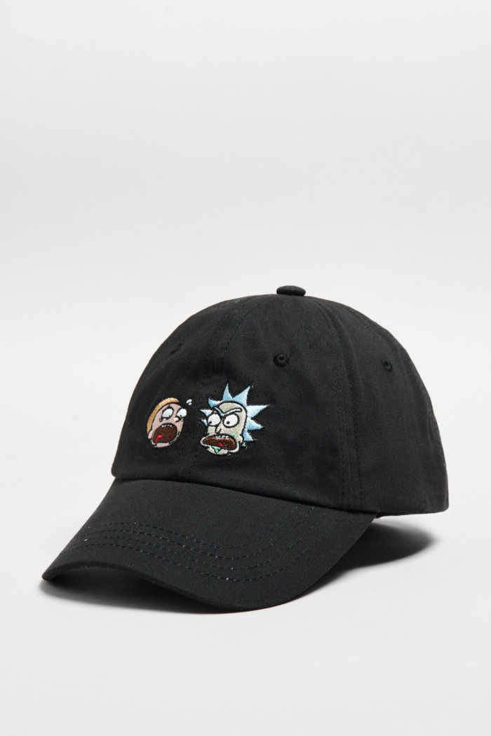 Cachucha negra beisbolera con diseño de Rick and Morty
