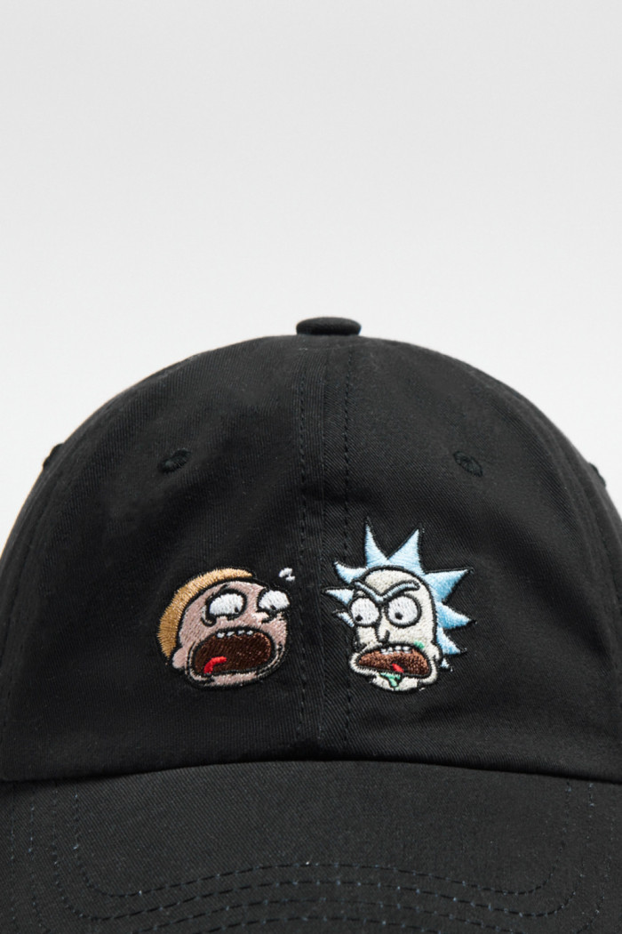 Cachucha negra beisbolera con diseño de Rick and Morty
