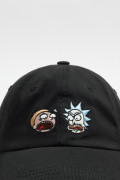 Cachucha negra beisbolera con diseño de Rick and Morty

